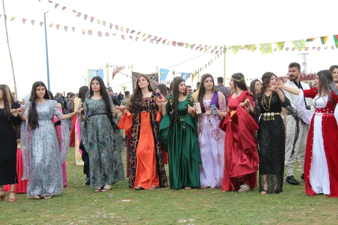 Pîrozbahiyên Newroza Bakûr û Rojhilatê Suriyê bi dirûşmeyên azadiyê bi dawî bûn