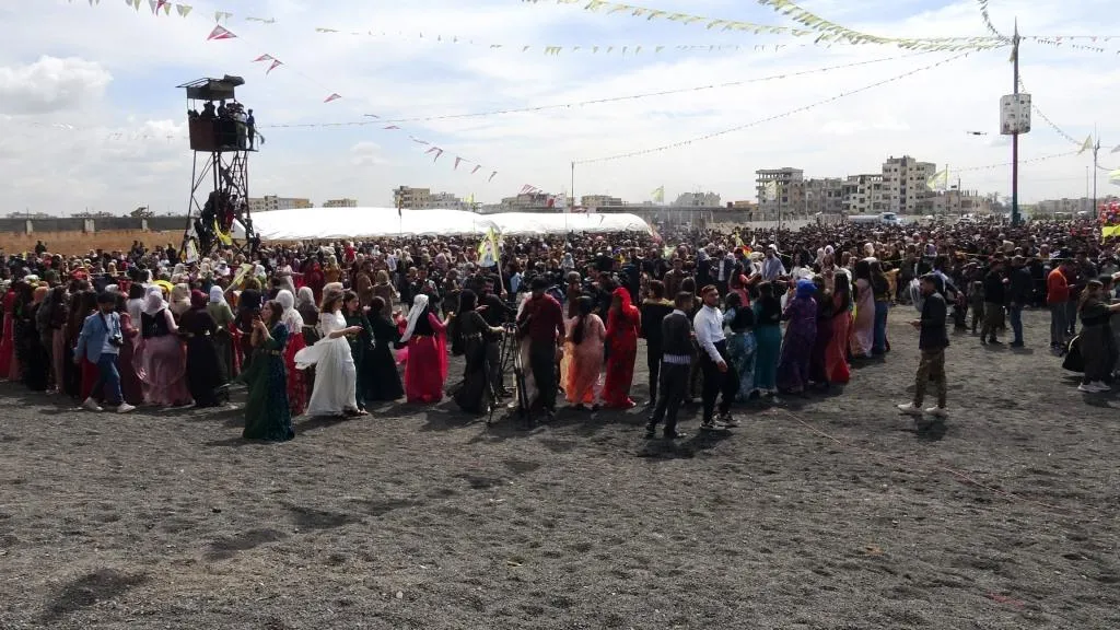Pîrozbahiyên Newroza Bakûr û Rojhilatê Suriyê bi dirûşmeyên azadiyê bi dawî bûn
