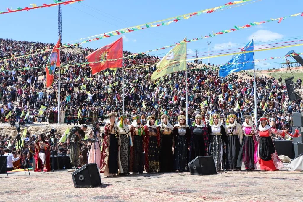 Pîrozbahiyên Newroza Bakûr û Rojhilatê Suriyê bi dirûşmeyên azadiyê bi dawî bûn