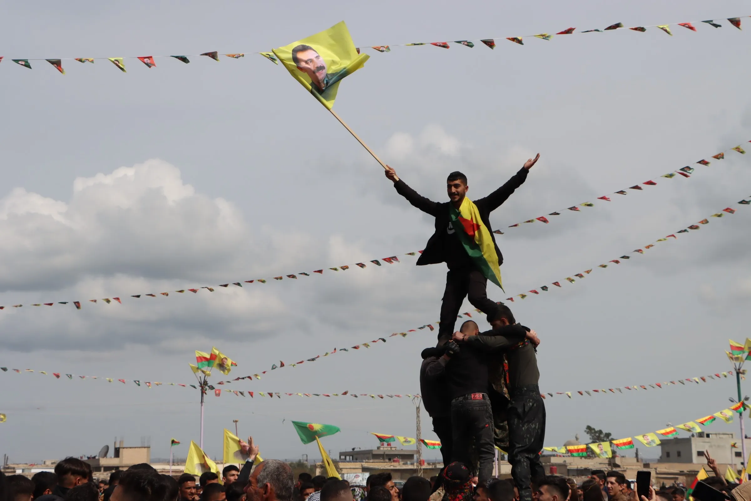 Pîrozbahiyên Newroza Bakûr û Rojhilatê Suriyê bi dirûşmeyên azadiyê bi dawî bûn