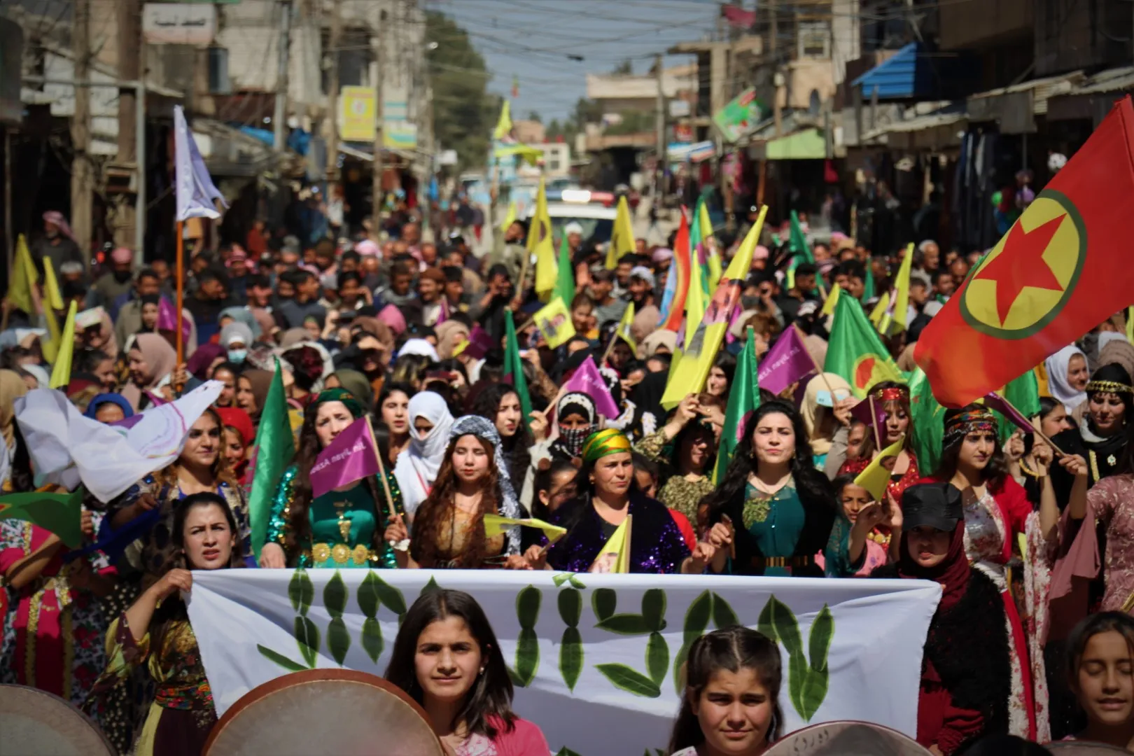 ​​​​​​​Li kantona Hesekê jî bi hezaran jin li qadan bûn