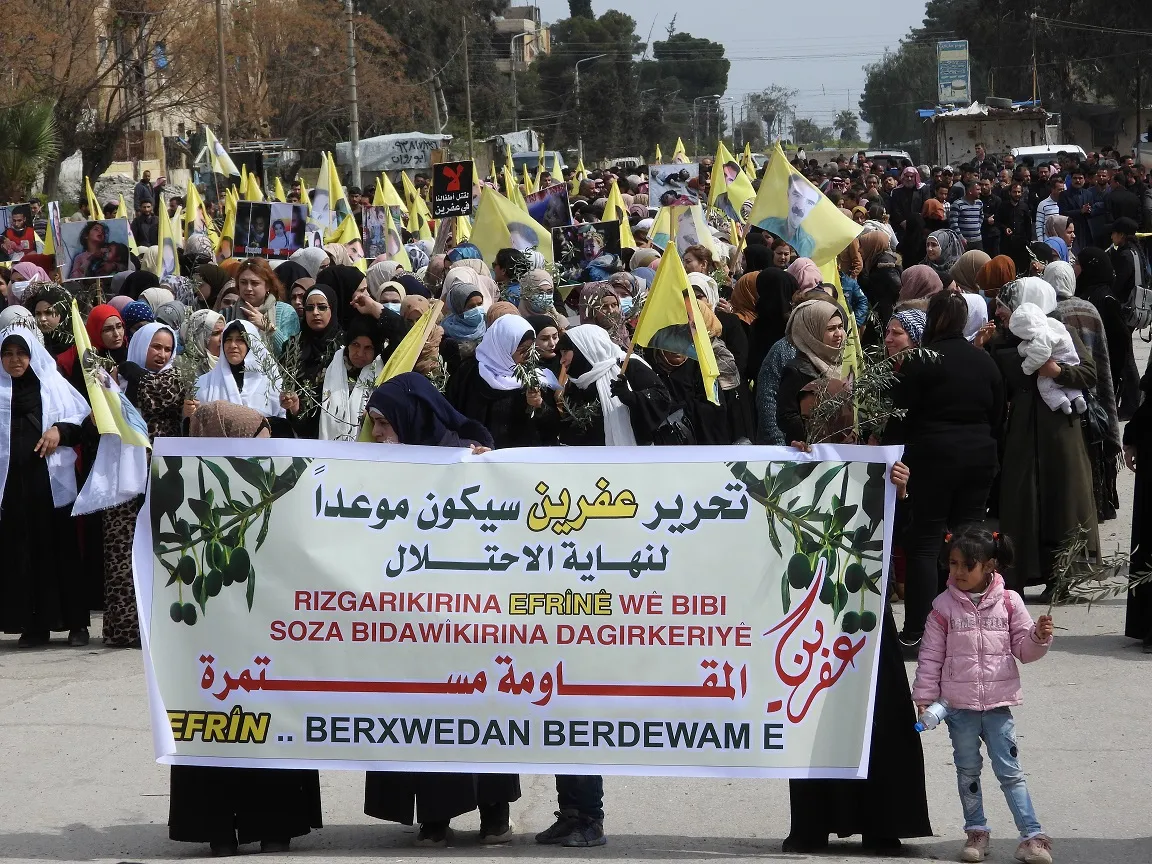 Şêniyên Reqa, Tebqa, Dêrazorê ji bo Efrînê meşiyan