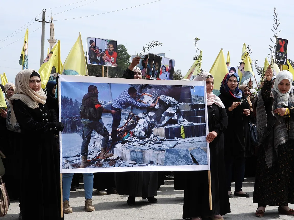 Şêniyên Reqa, Tebqa, Dêrazorê ji bo Efrînê meşiyan