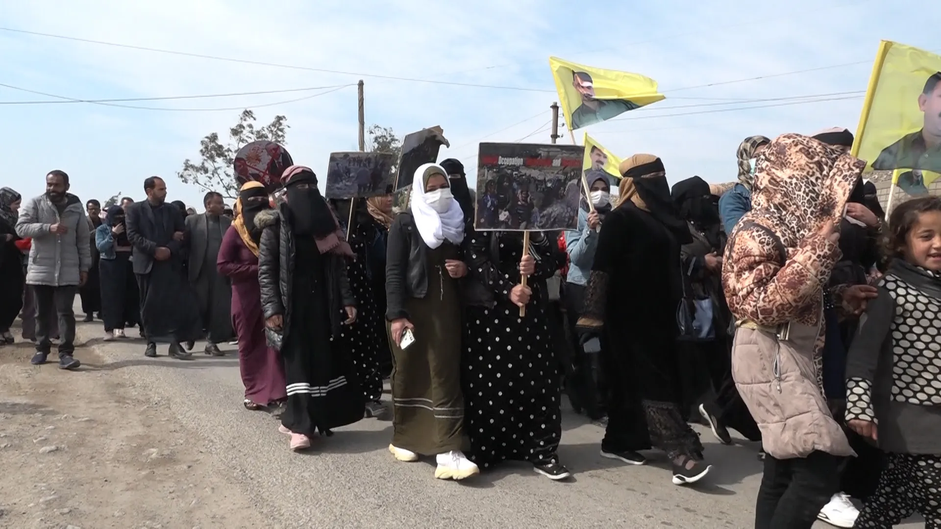 Şêniyên Reqa, Tebqa, Dêrazorê ji bo Efrînê meşiyan