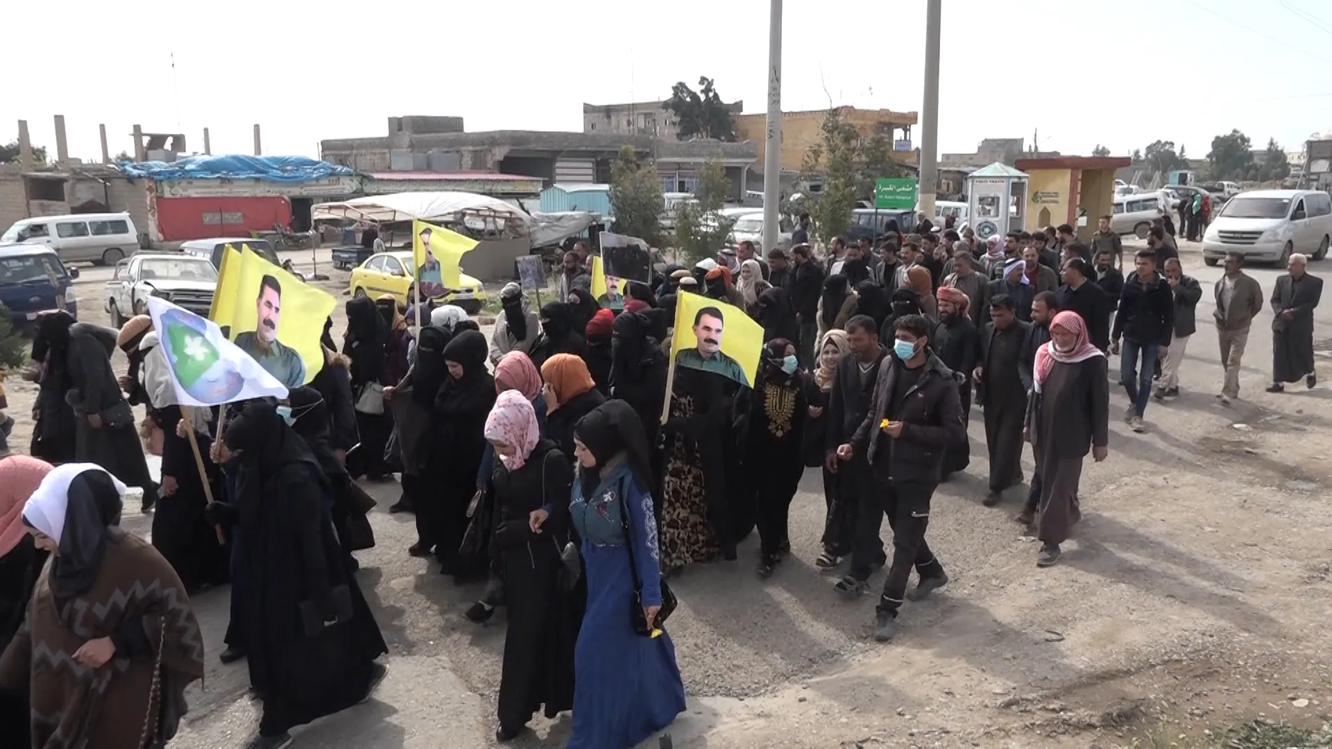 Şêniyên Reqa, Tebqa, Dêrazorê ji bo Efrînê meşiyan