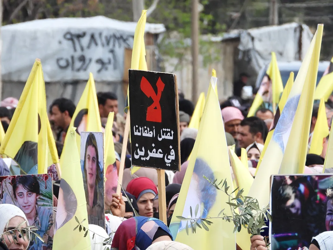 Şêniyên Reqa, Tebqa, Dêrazorê ji bo Efrînê meşiyan