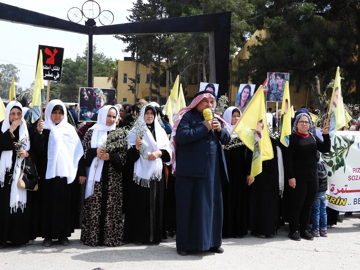 Şêniyên Reqa, Tebqa, Dêrazorê ji bo Efrînê meşiyan