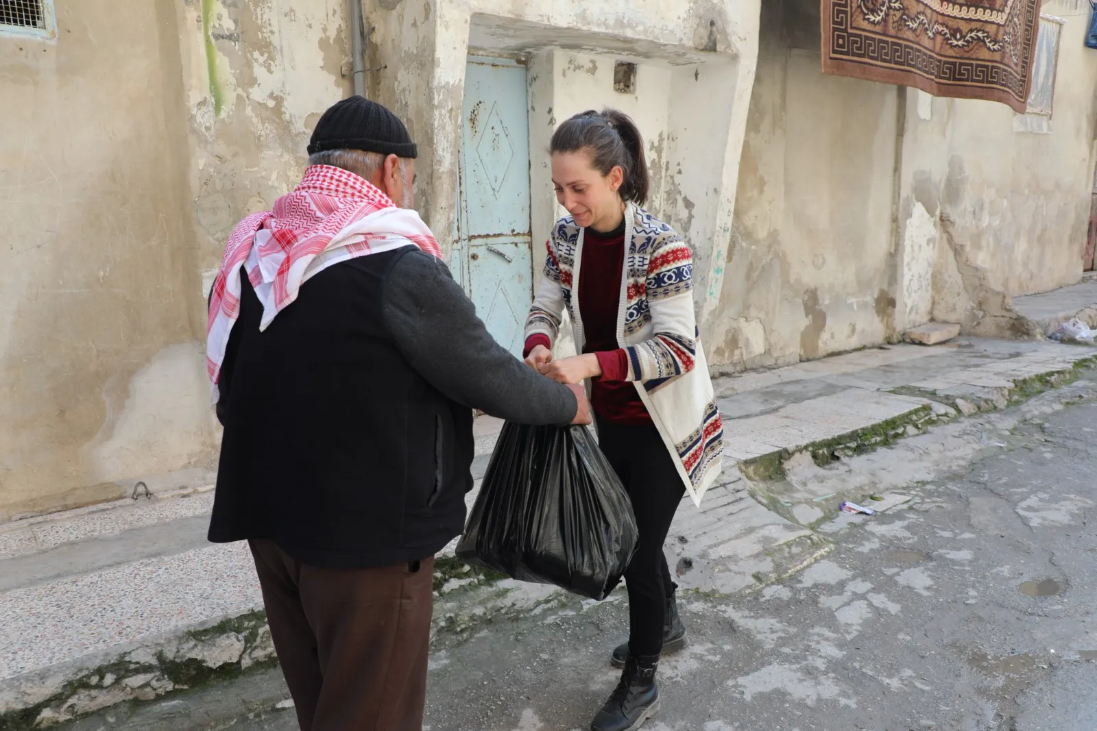 ​​​​​​​Rêxistinên jinan alîkarî ji mexdûrên erdhejê ên li Helebê re şandin