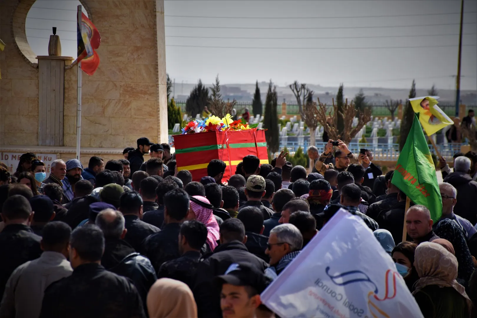 Şêniyên Hesekê cenazeyê endamê Gumrikê El Bedran spart axê