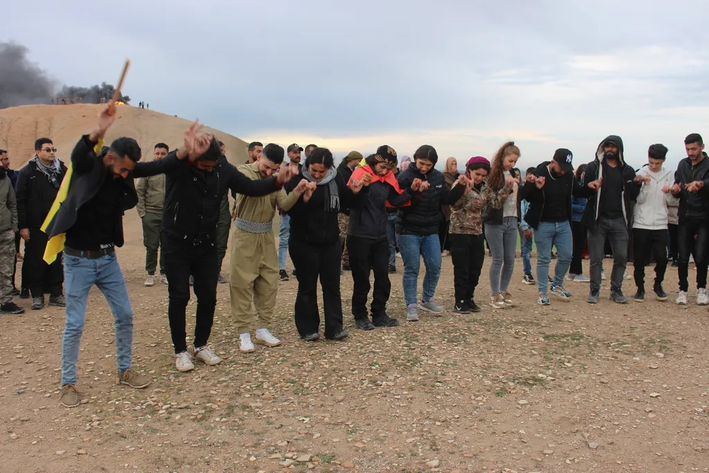 ​​​​​​​Kolan û qadên Bakur û Rojhilatê Sûriyeyê bi agirê Newrozê xemilîn