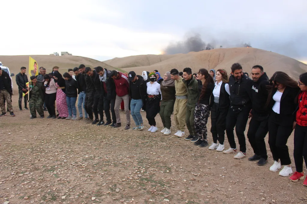​​​​​​​Kolan û qadên Bakur û Rojhilatê Sûriyeyê bi agirê Newrozê xemilîn
