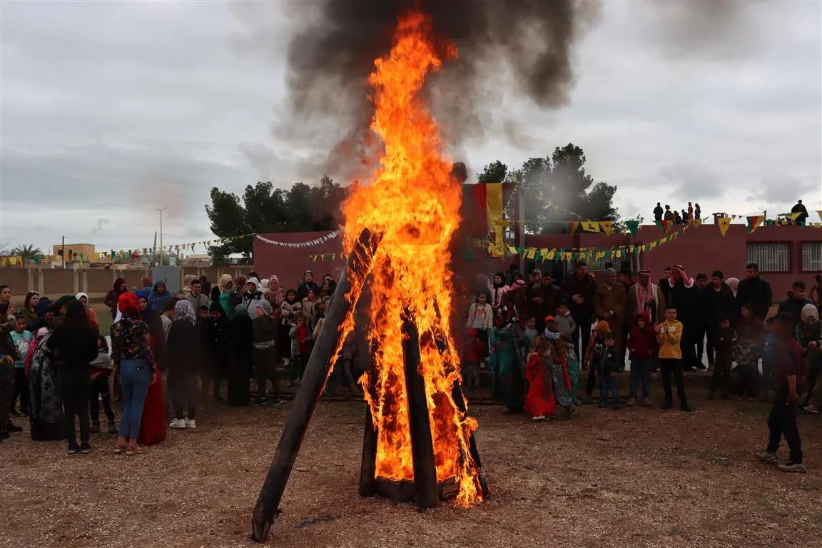 ​​​​​​​Kolan û qadên Bakur û Rojhilatê Sûriyeyê bi agirê Newrozê xemilîn