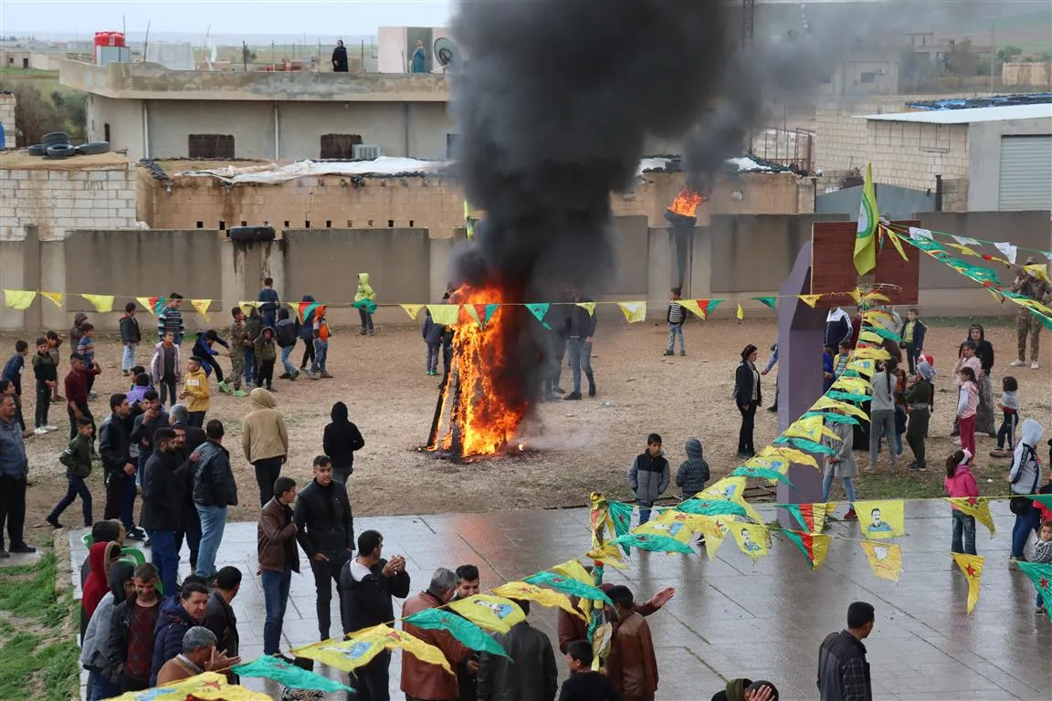 ​​​​​​​Kolan û qadên Bakur û Rojhilatê Sûriyeyê bi agirê Newrozê xemilîn