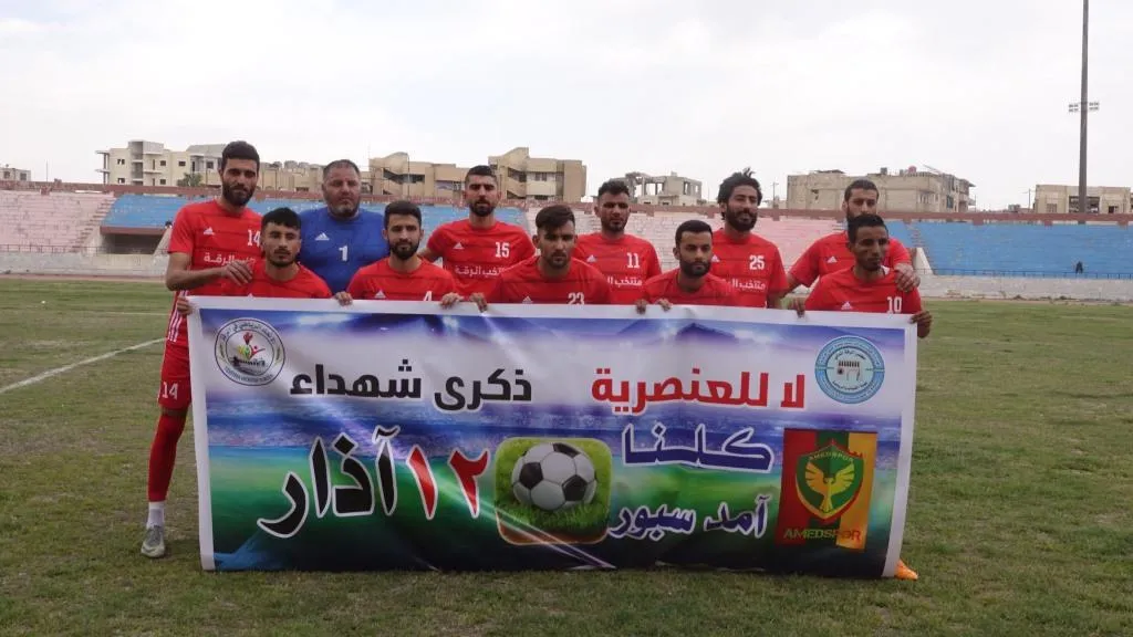 Bi daxuyanî û lîstika futbolê şehîdên serhildanê bi bîr anîn