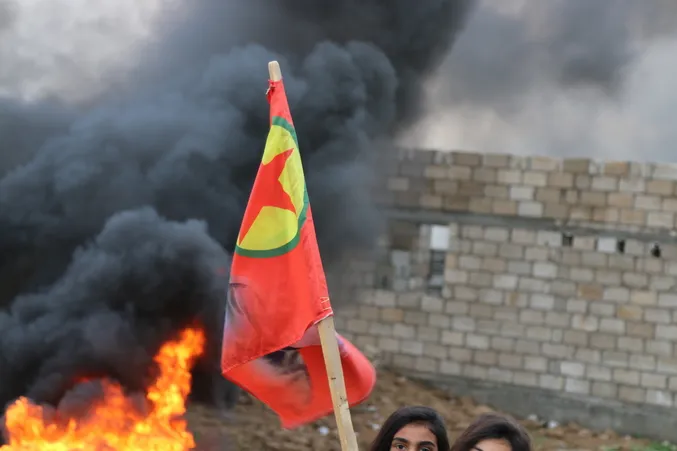 Çirûskên agirê Newrozê gir û kolanên Amûdê xemilandin