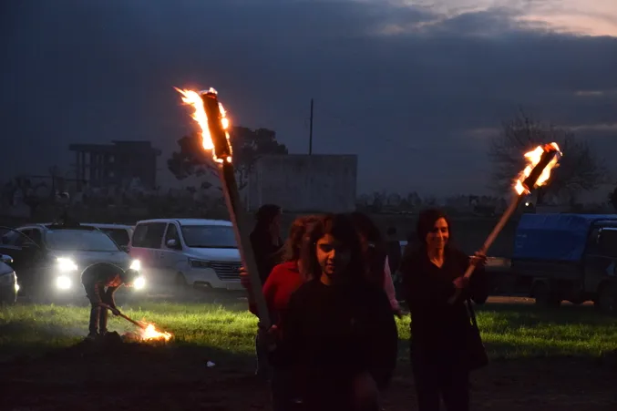 Çirûskên agirê Newrozê gir û kolanên Amûdê xemilandin