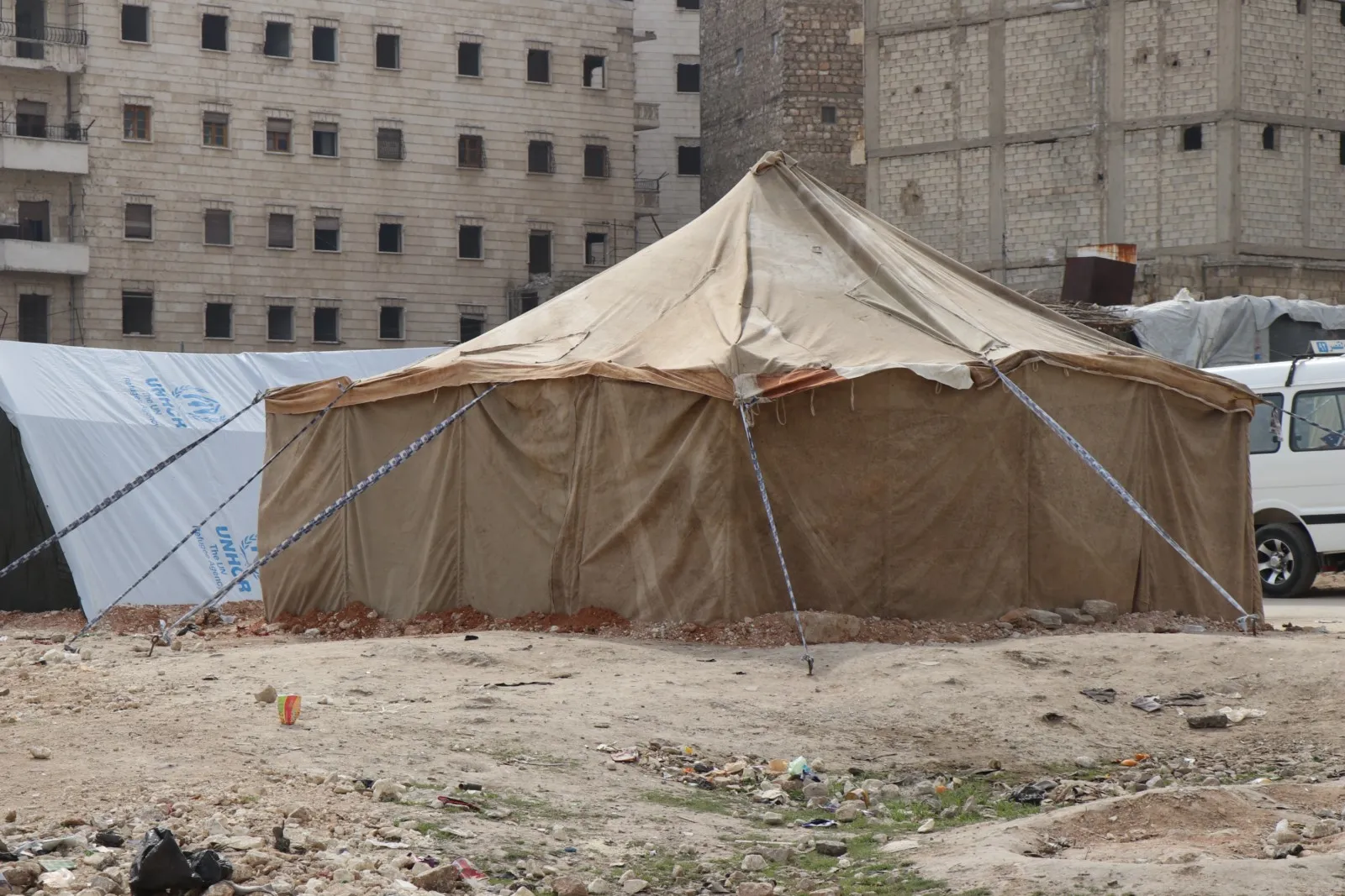 Li Şêxmeqsûdê dorpêç dewam e û alîkarî têra mexdûran nakin