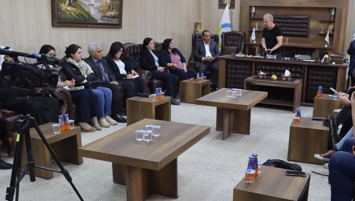​​​​​​​Şandeya ji Belçîkayê bi Rêveberiya Xweser re civiya