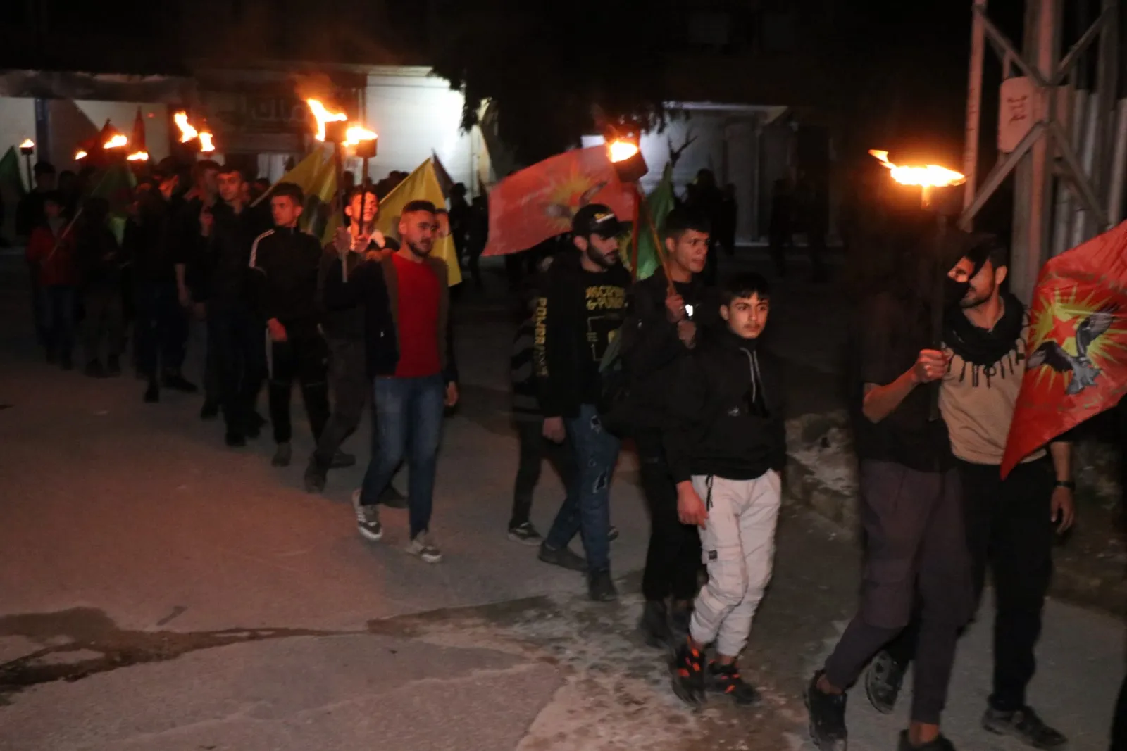 Ciwanên Helebê bi meşeke meşaleyî şehîdên Komkujiya Cindirêsê bi bîr anîn