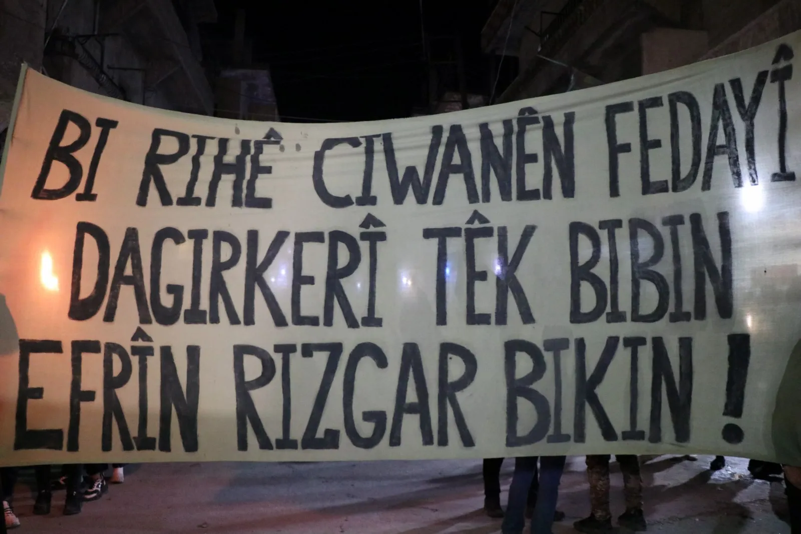 Ciwanên Helebê bi meşeke meşaleyî şehîdên Komkujiya Cindirêsê bi bîr anîn