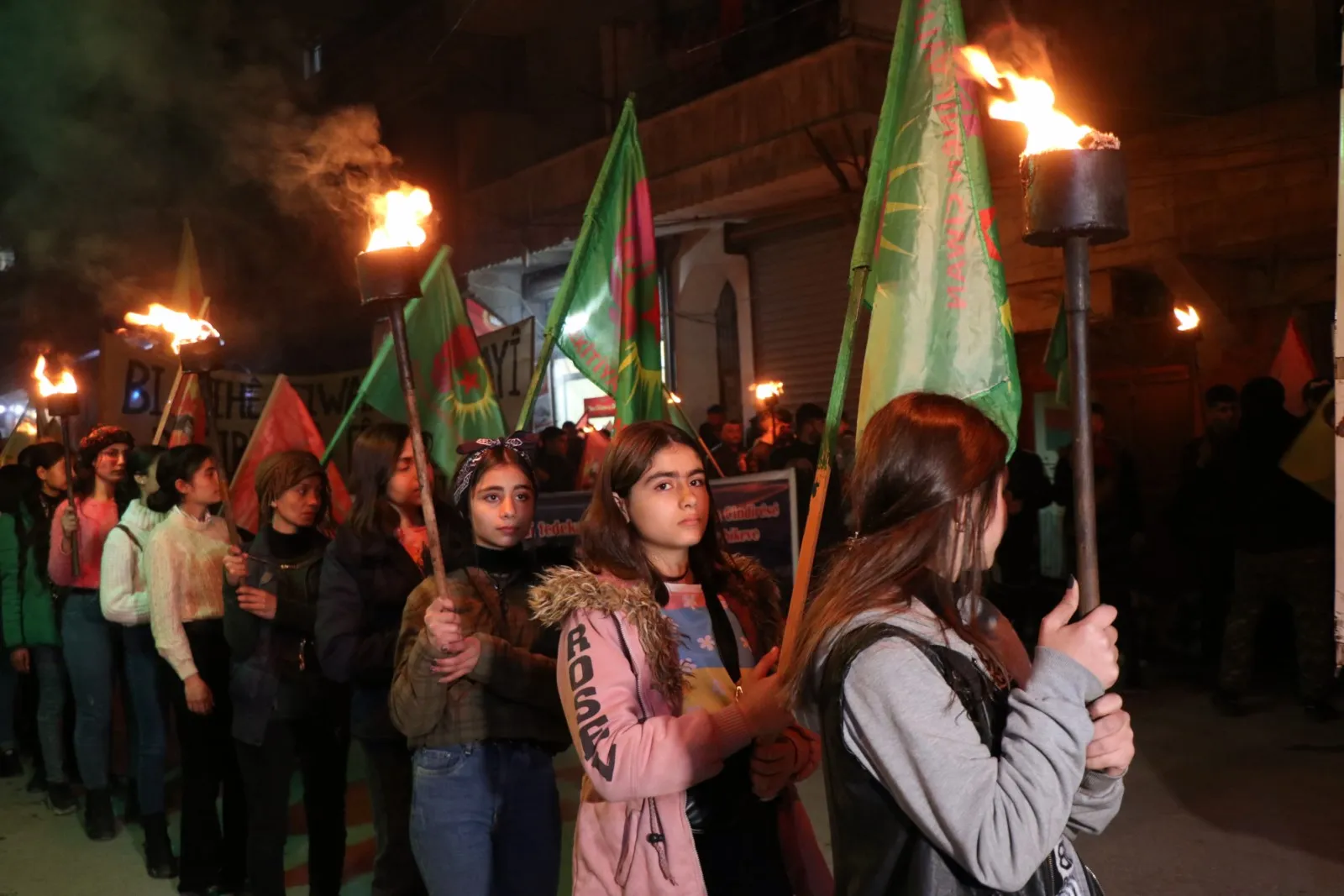 Ciwanên Helebê bi meşeke meşaleyî şehîdên Komkujiya Cindirêsê bi bîr anîn