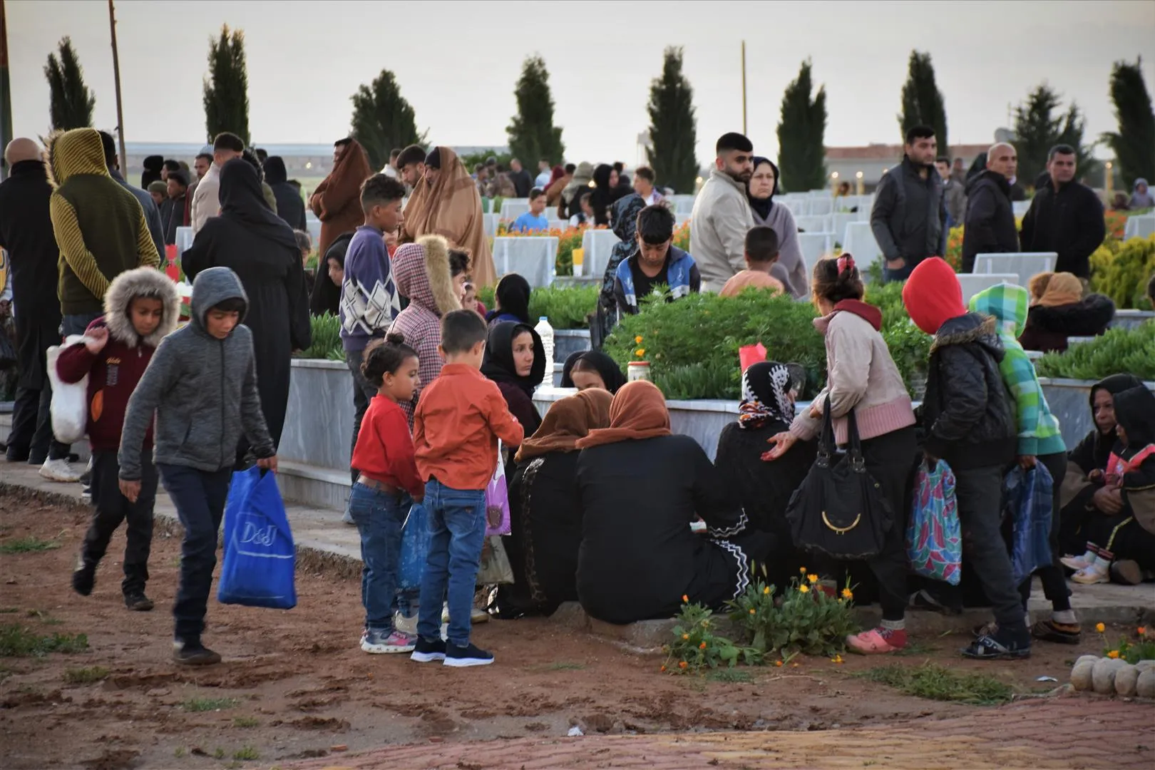 Sibeha cejnê bi hezaran kesî serdana goristanên şehîdan kir