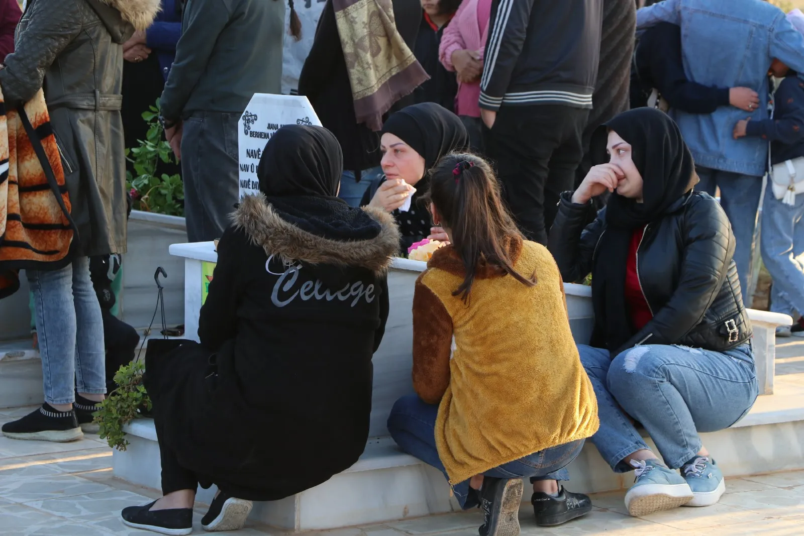 Sibeha cejnê bi hezaran kesî serdana goristanên şehîdan kir