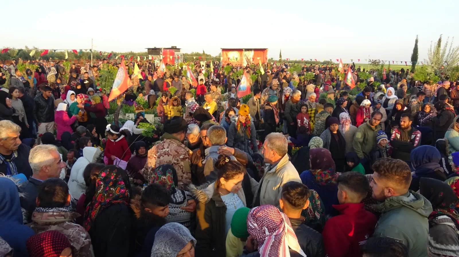 Sibeha cejnê bi hezaran kesî serdana goristanên şehîdan kir