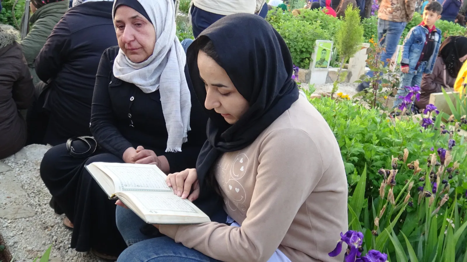 Sibeha cejnê bi hezaran kesî serdana goristanên şehîdan kir