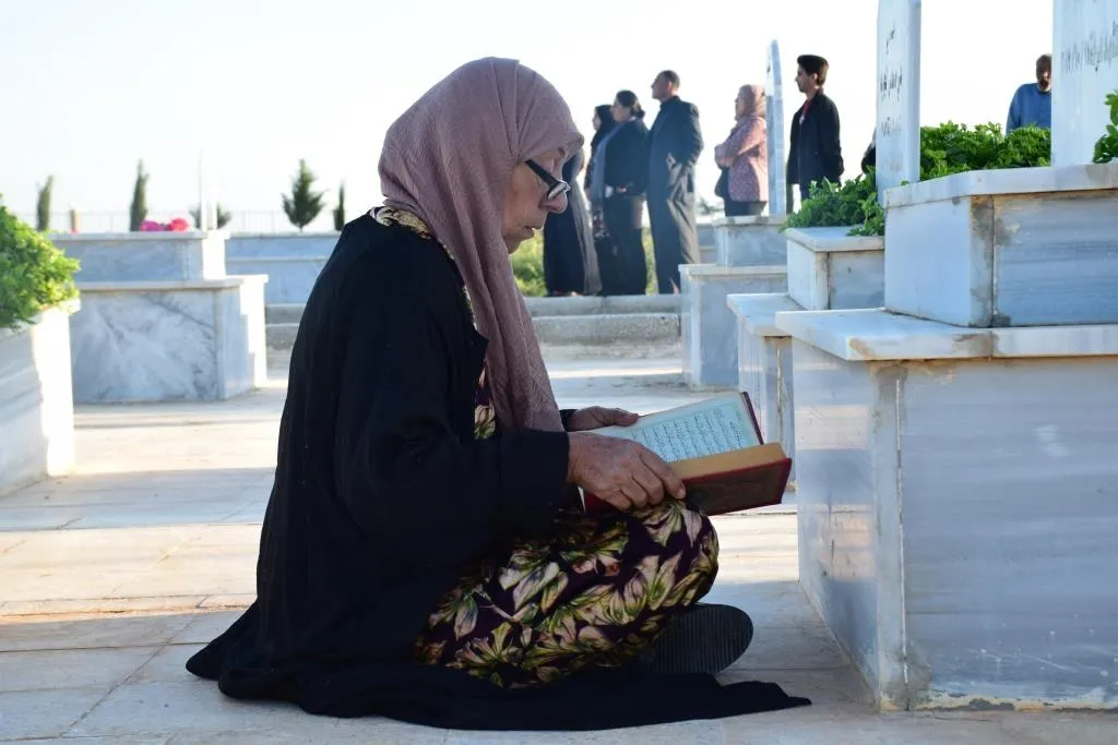 Sibeha cejnê bi hezaran kesî serdana goristanên şehîdan kir