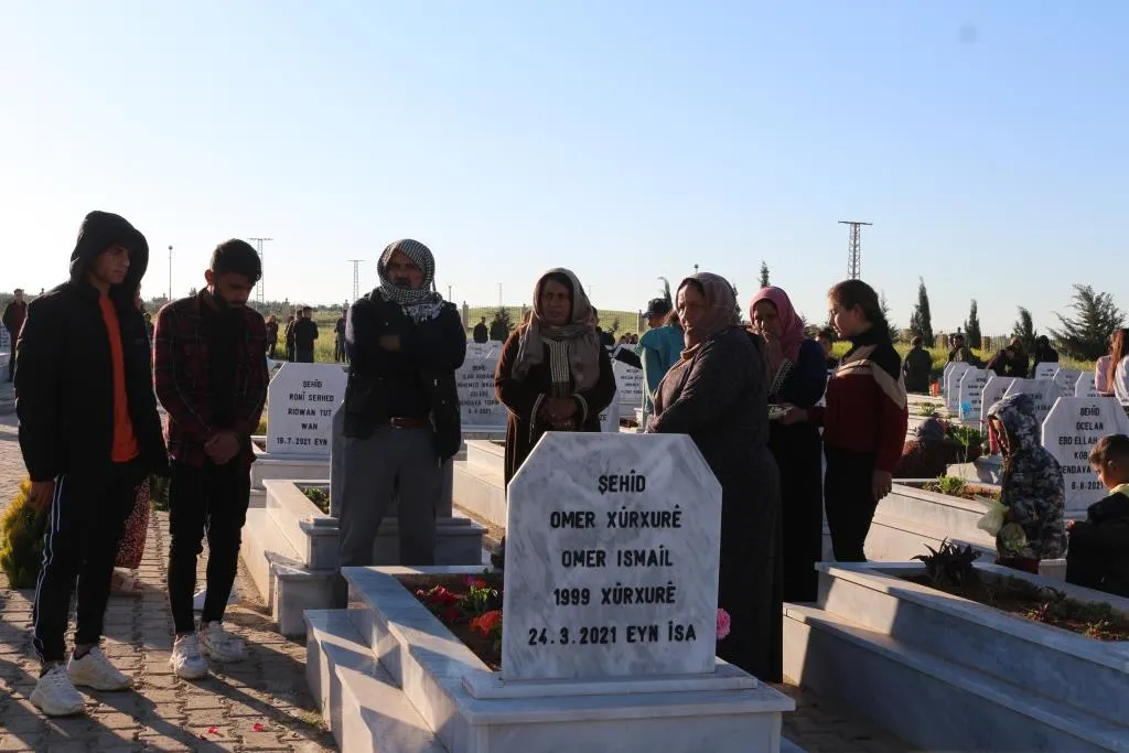 Sibeha cejnê bi hezaran kesî serdana goristanên şehîdan kir