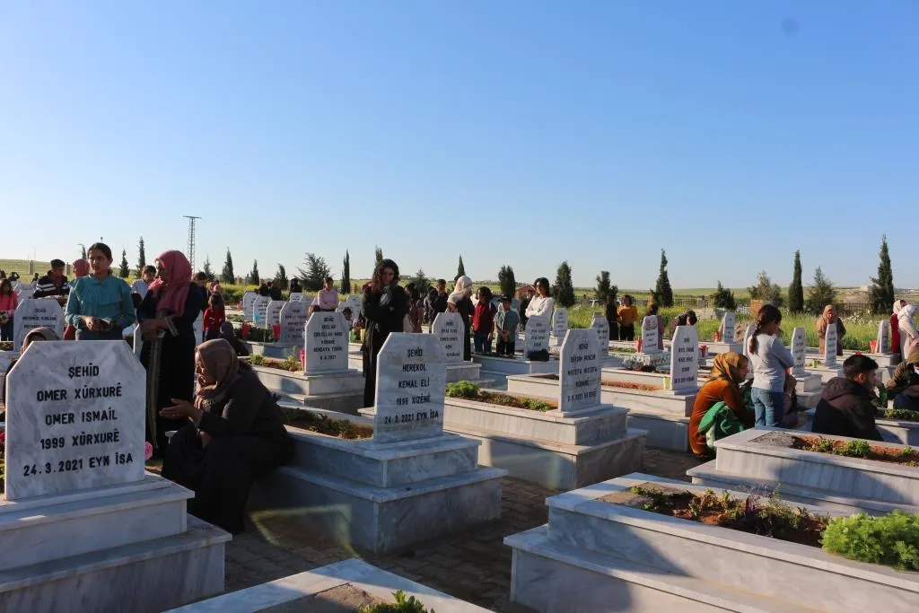 Sibeha cejnê bi hezaran kesî serdana goristanên şehîdan kir
