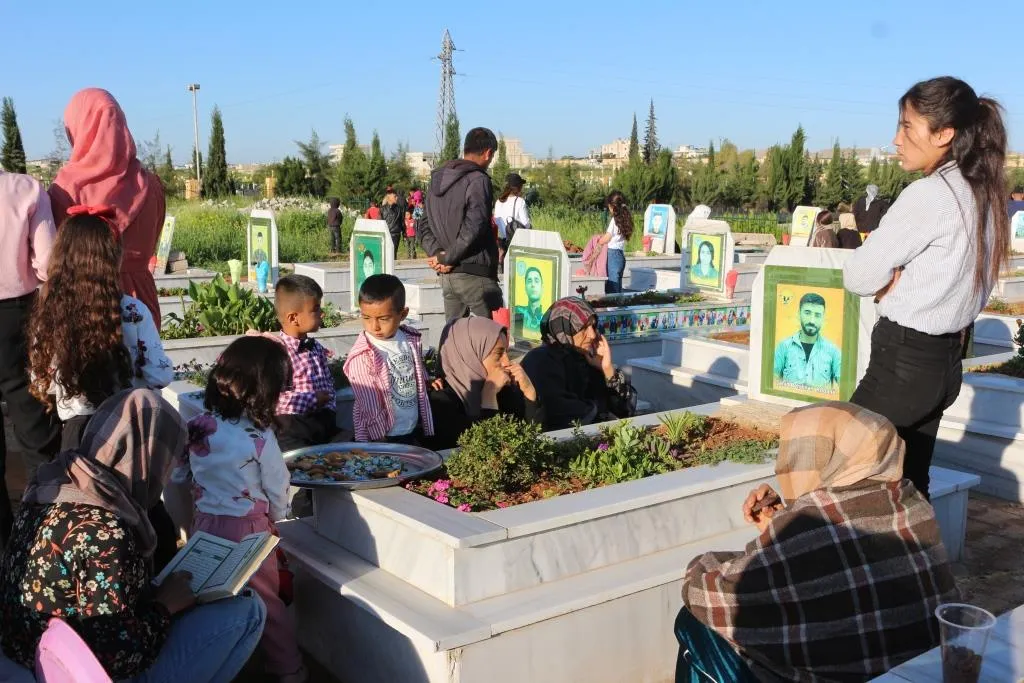 Sibeha cejnê bi hezaran kesî serdana goristanên şehîdan kir