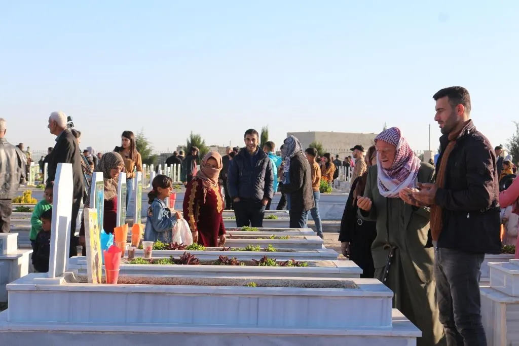Sibeha cejnê bi hezaran kesî serdana goristanên şehîdan kir