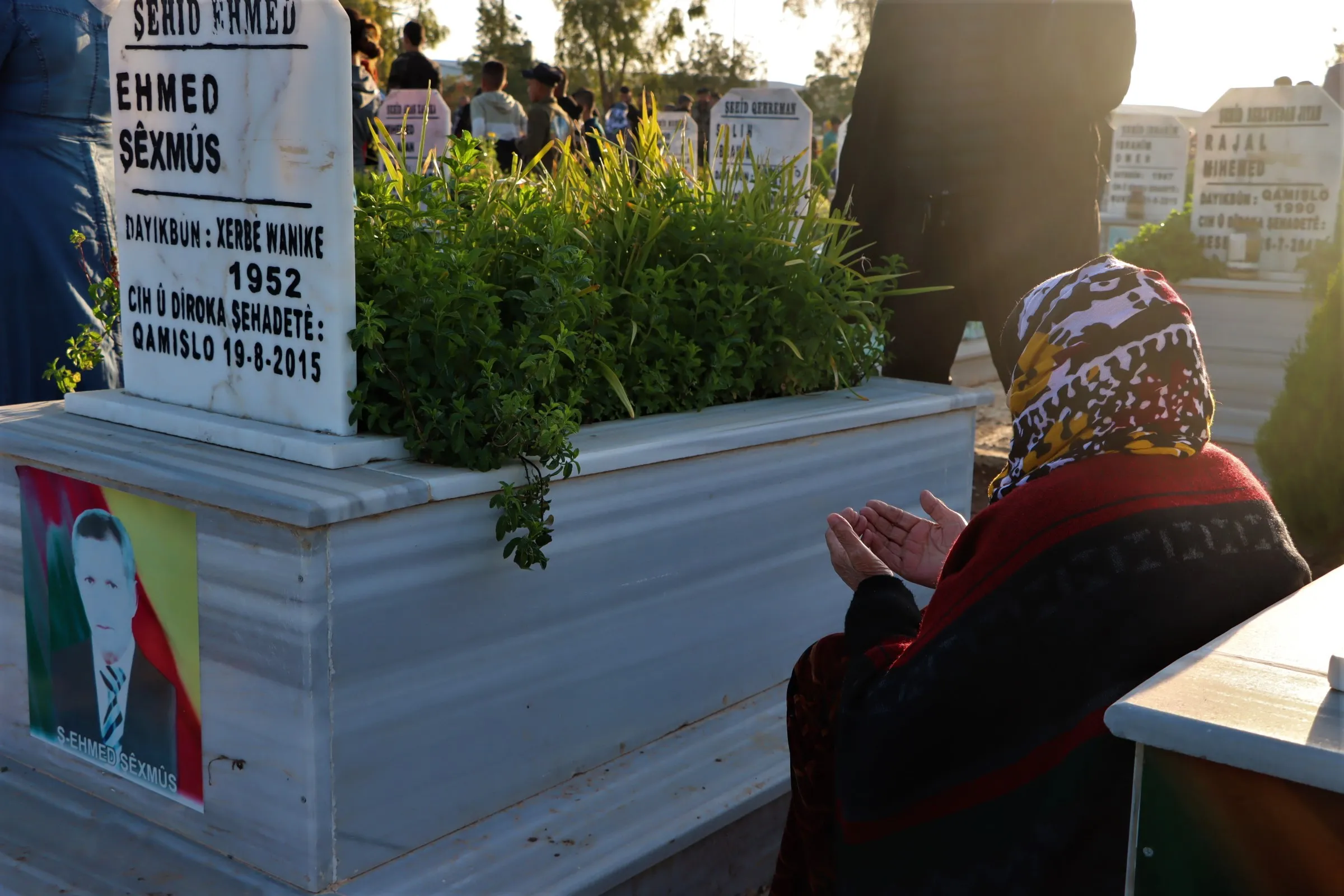 Sibeha cejnê bi hezaran kesî serdana goristanên şehîdan kir