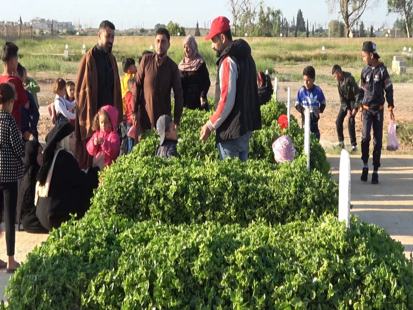 Sibeha cejnê bi hezaran kesî serdana goristanên şehîdan kir