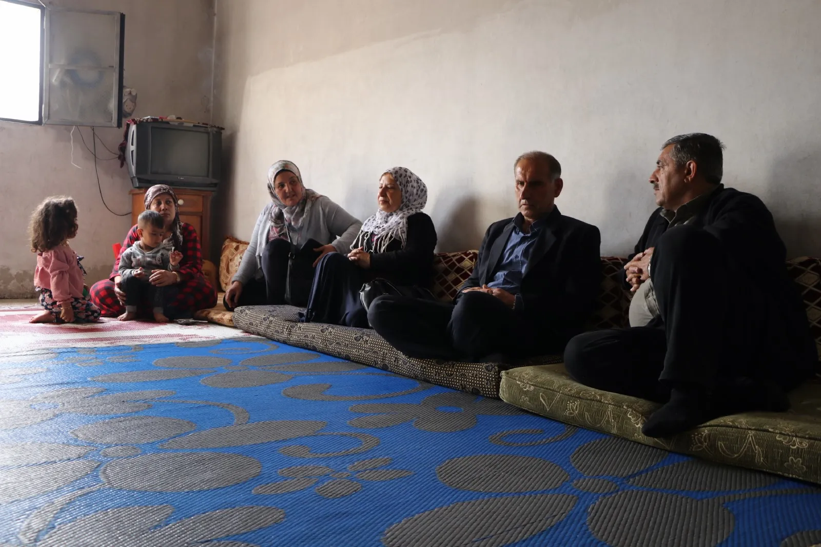 Koçberên Efrînê, malbatên şehîd û welatparêzan hatin ziyaretkirin