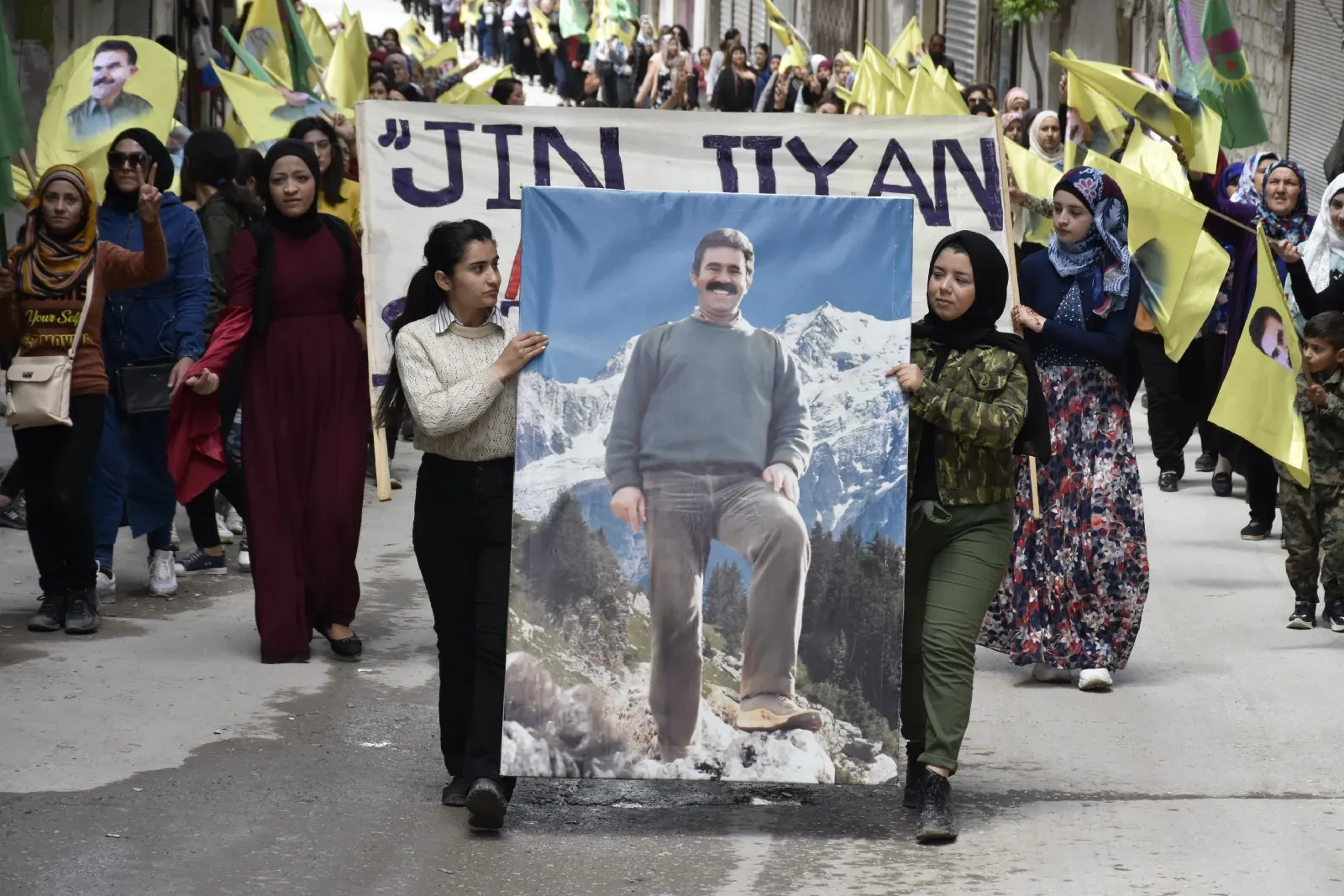 Li Helebê meşa jinan: Em ê têkoşîna li ser xeta Rêbertî bidomînin