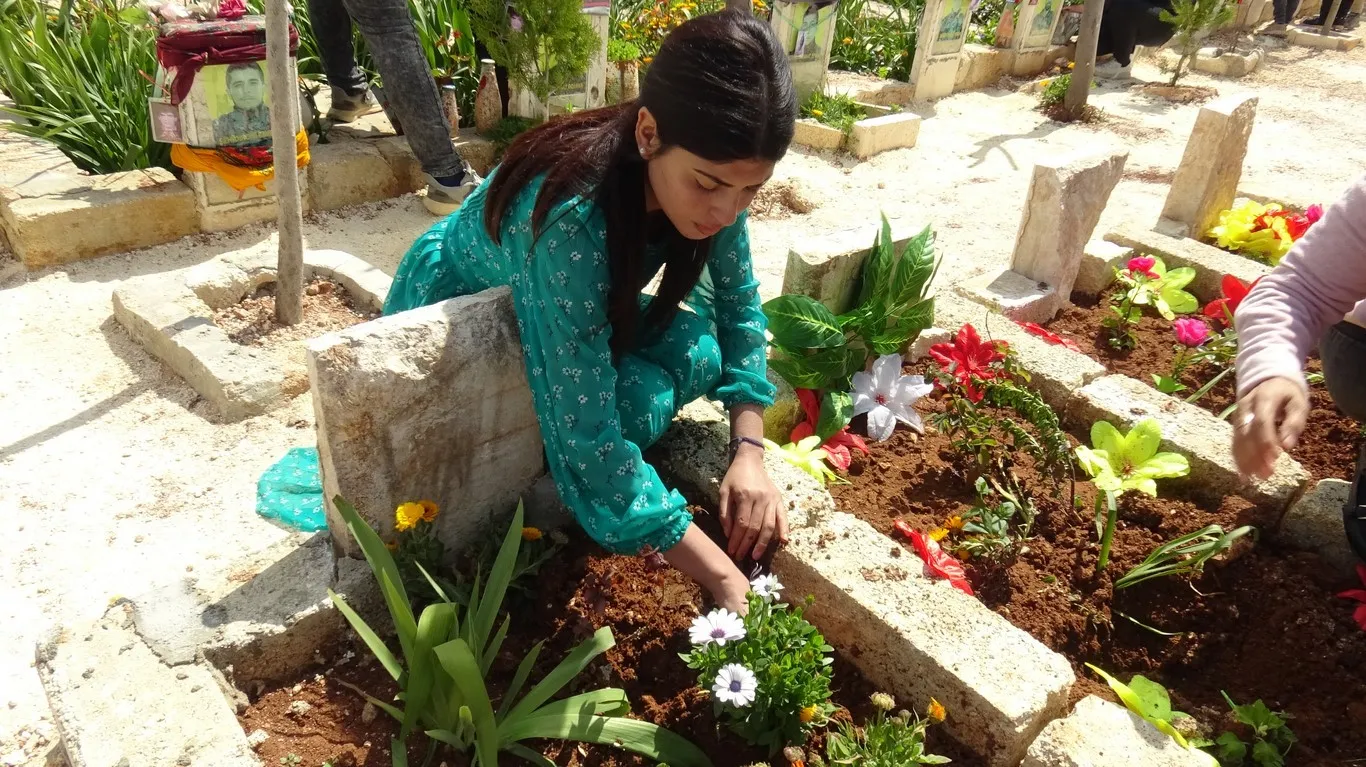 Zarokên şehîdan bi boneya 4’ê Nîsanê meşek li dar xist