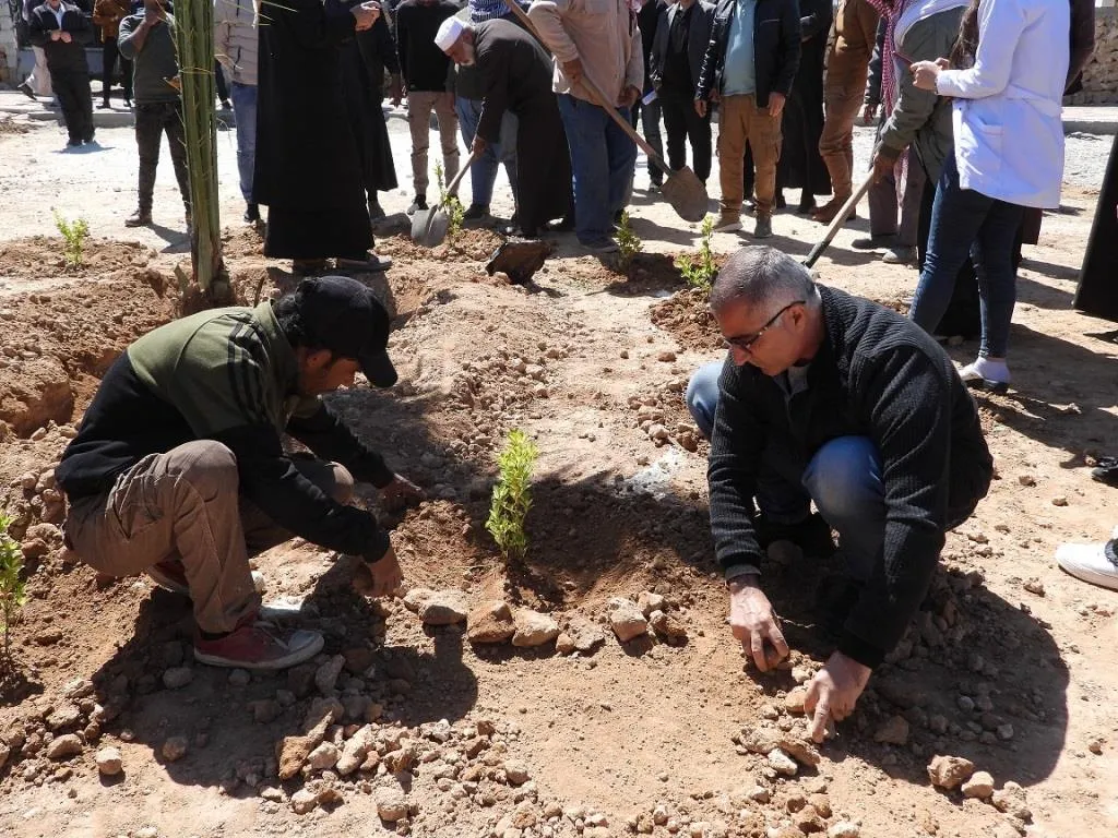 Bi boneya 4`ê Nîsanê li Tebqayê dar hatin çandin
