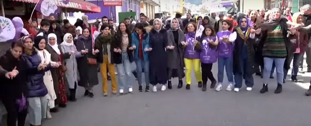 ​​​​​​​Buldan sindoq emanetî jinan kir: Dê jin AKP`ê têk bibin