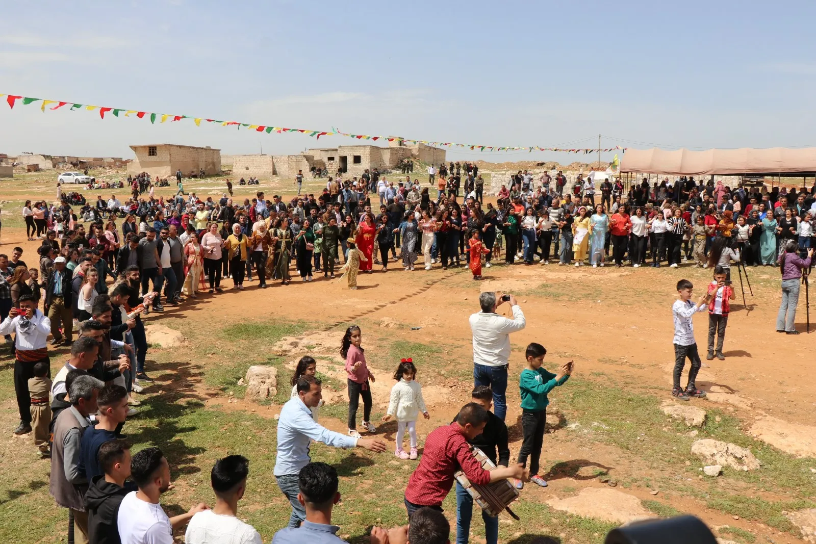 ​​​​​​​Di şahiya Çarşema Sor a Helebê de bangewaziyên hevgirtinê