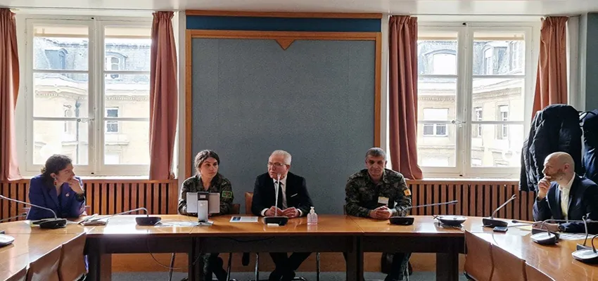 ​​​​​​​Şandeyeke leşkerî ya Bakur û Rojhilatê Sûriyeyê bi parlamentoya Fransayê re civiya