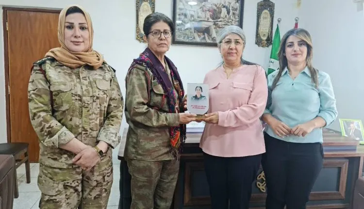 Nûnertiya Kongra Star xelata YPJ’ê da fermandara pêşmergeyan