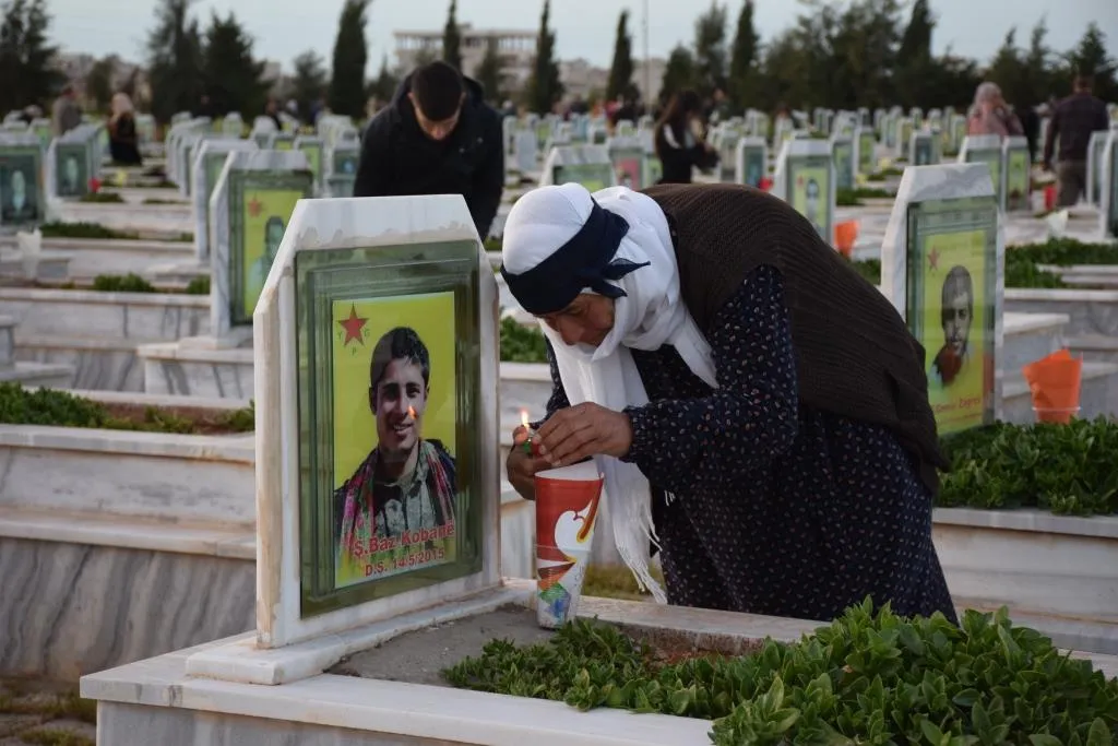 Şêniyên Bakur û Rojhilatê Sûriyeyê mûm li ser gorên şehîdan vêxist