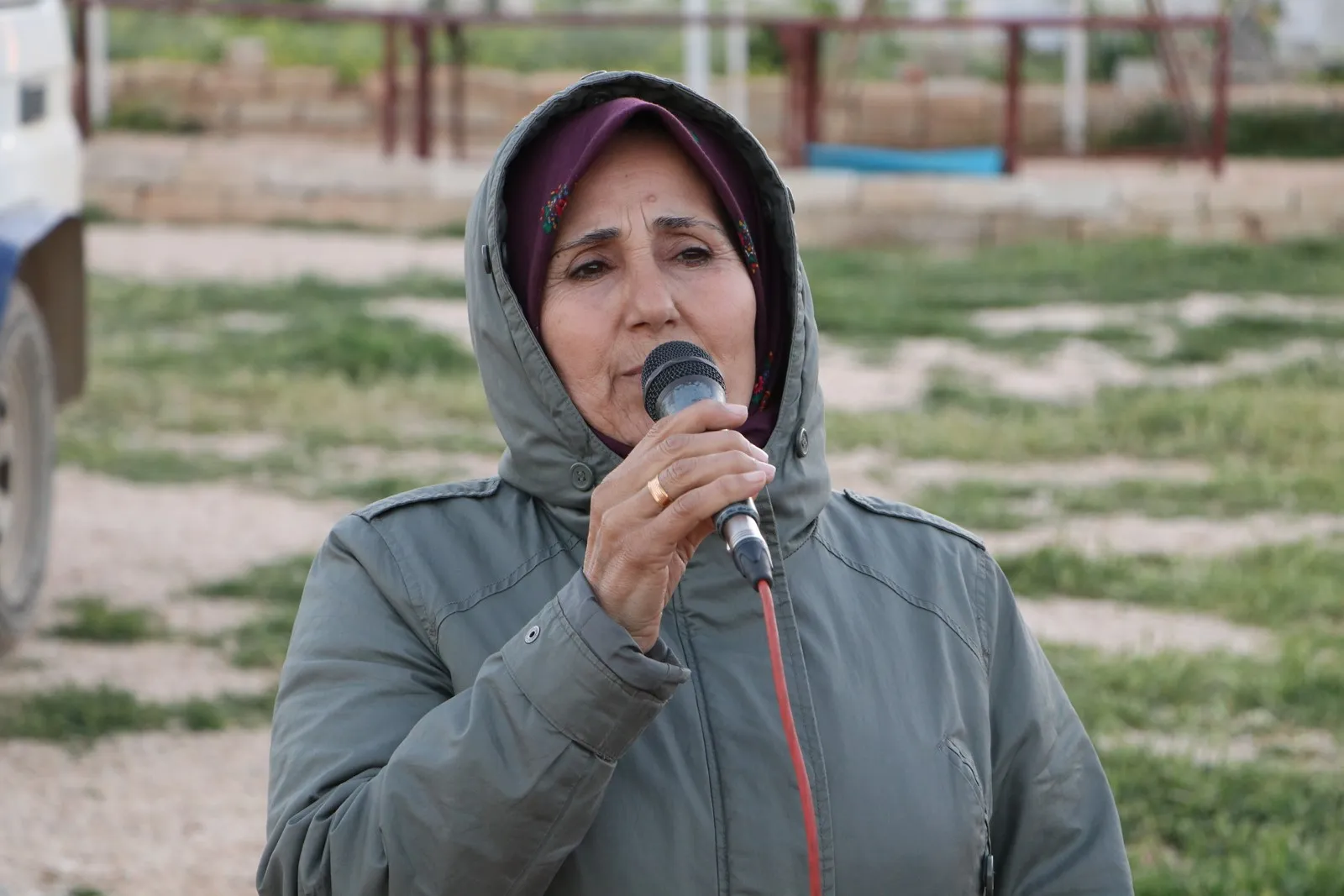 Şêniyên Bakur û Rojhilatê Sûriyeyê mûm li ser gorên şehîdan vêxist