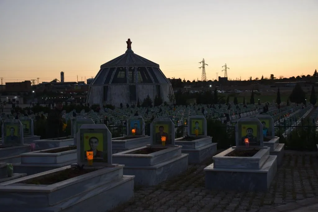 Şêniyên Bakur û Rojhilatê Sûriyeyê mûm li ser gorên şehîdan vêxist
