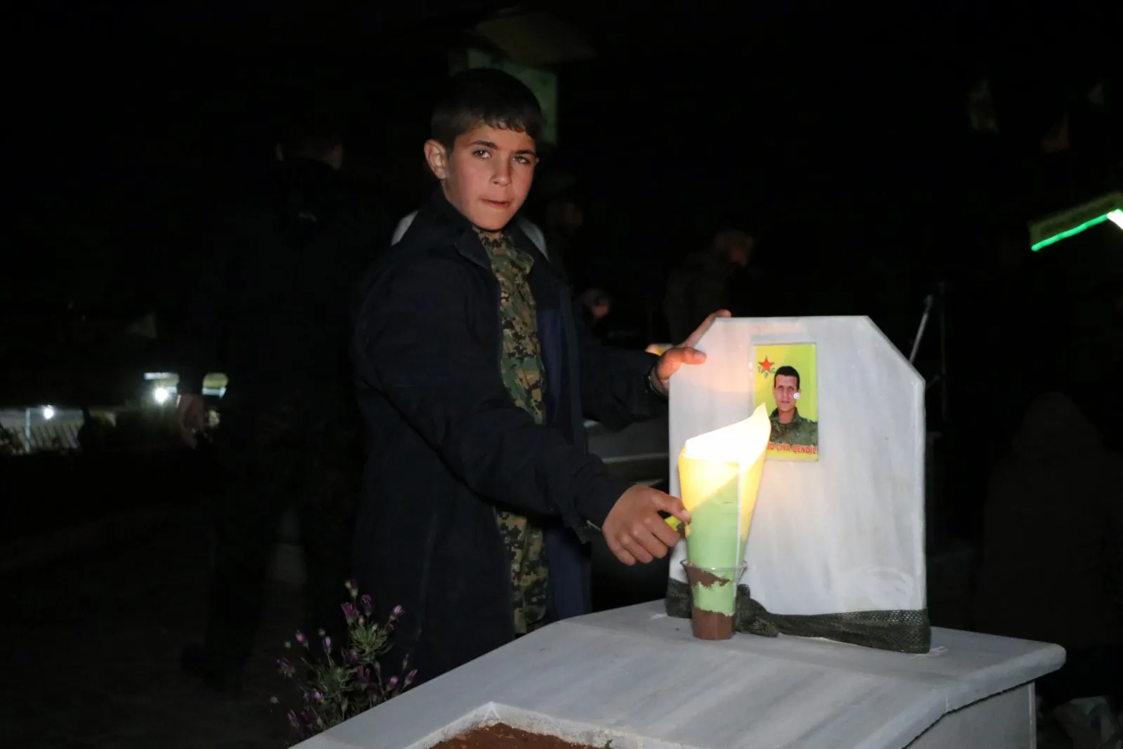 Şêniyên Bakur û Rojhilatê Sûriyeyê mûm li ser gorên şehîdan vêxist