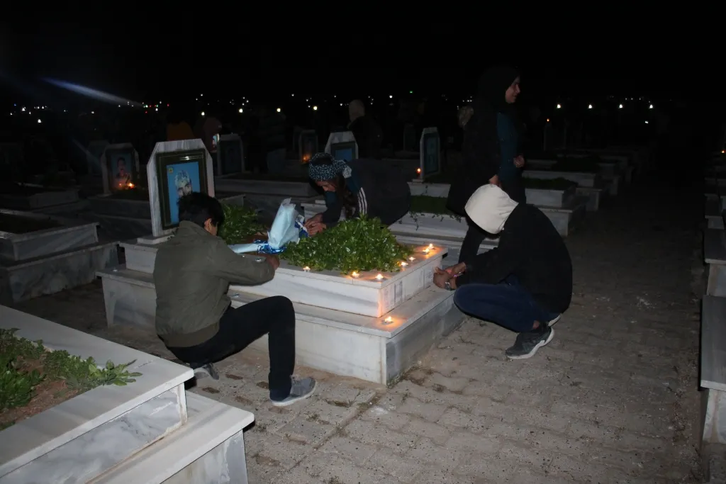 Şêniyên Bakur û Rojhilatê Sûriyeyê mûm li ser gorên şehîdan vêxist