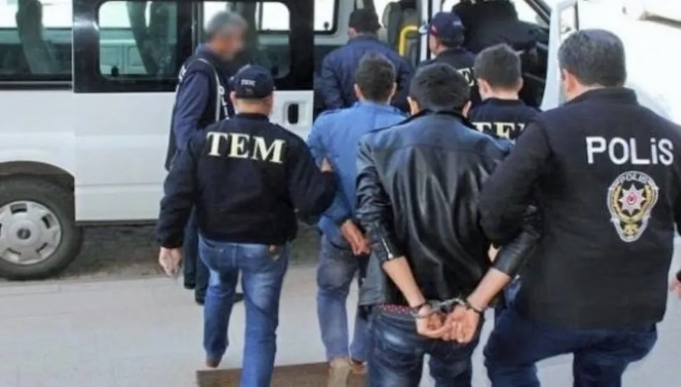 ​​​​​​​Polîsên Tirk rojnamevanek û gelek siyasetmedar destgîr kirin